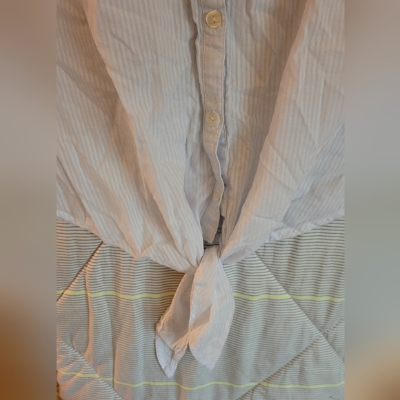 Cotton Rye Outfitters Large Sleeveless Front Tie & Button Up Top Eyelet Accented - Picture 5 of 8